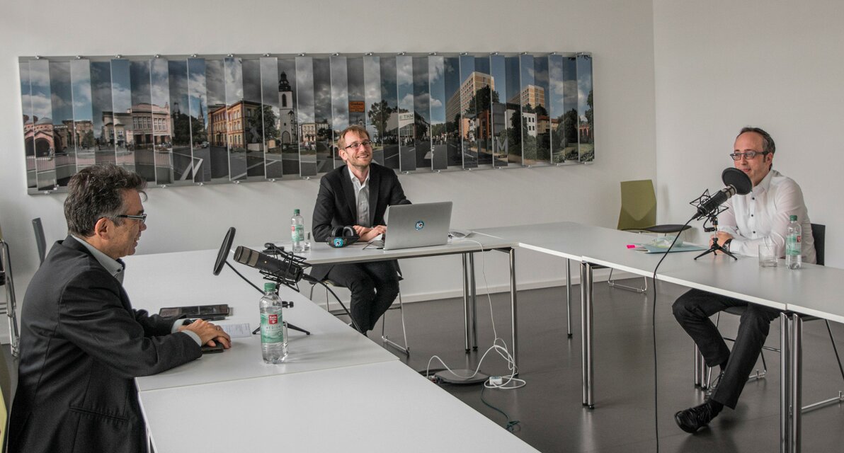 Prof. Willems, Prof Frey und Benjamin Stuchly gemeinsam im Podcaststudio | © Transquer