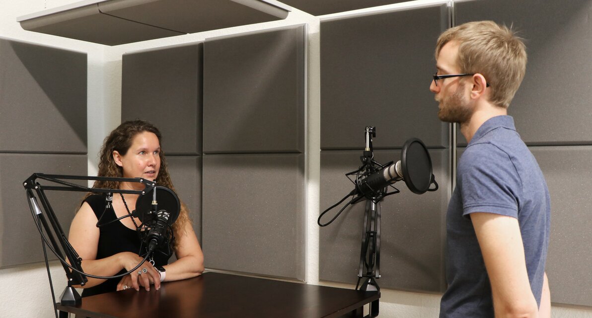 Pia Meier und Benjamin Stuchly gemeinsam im Podcaststudio | © Transquer