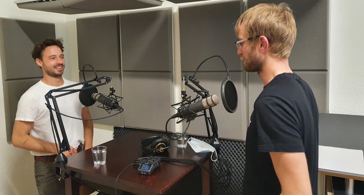 Fabian Annich und Benjamin Stuchly gemeinsam im Podcaststudio | © Regionalmanagement Mittelhessen