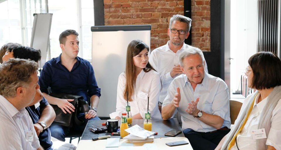 Thomas Peter im Beratungsgespräch | © WIBank Förderberatung, Copyright Jürgen Schmidt-Lohmann