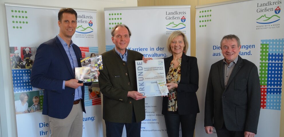 Vertreter und Vertreterinnen des Landkreis Gießen überreichen Preis