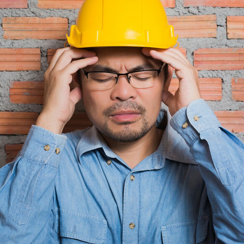 Handwerker mit Schmerzen