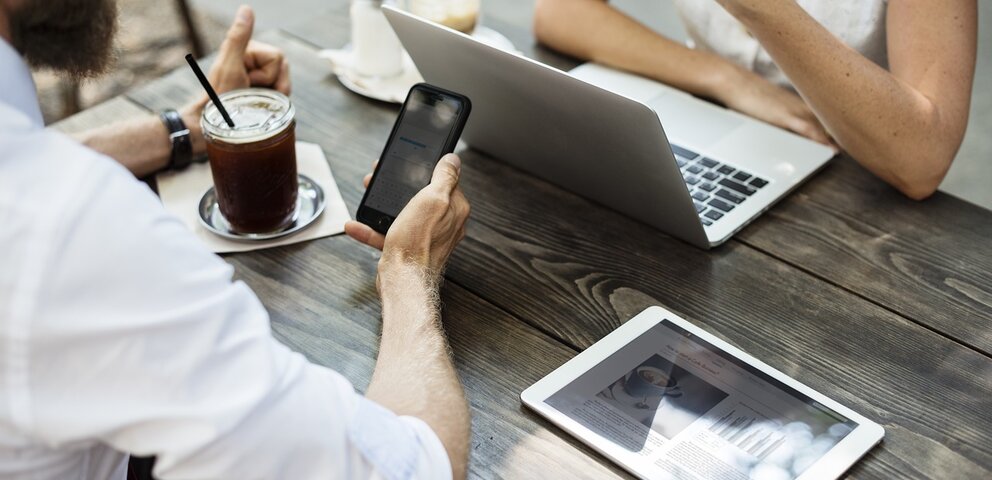 Personen die an einem Tisch sitzen und Networken