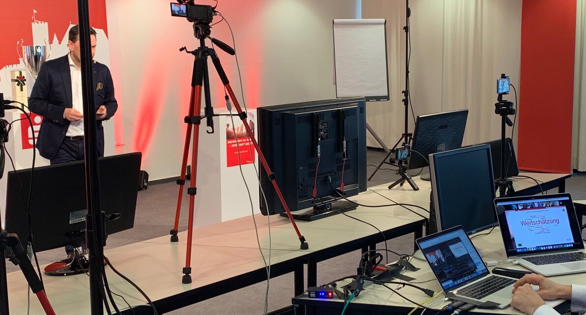 © Advanced  Media AG © Advanced  Media AG