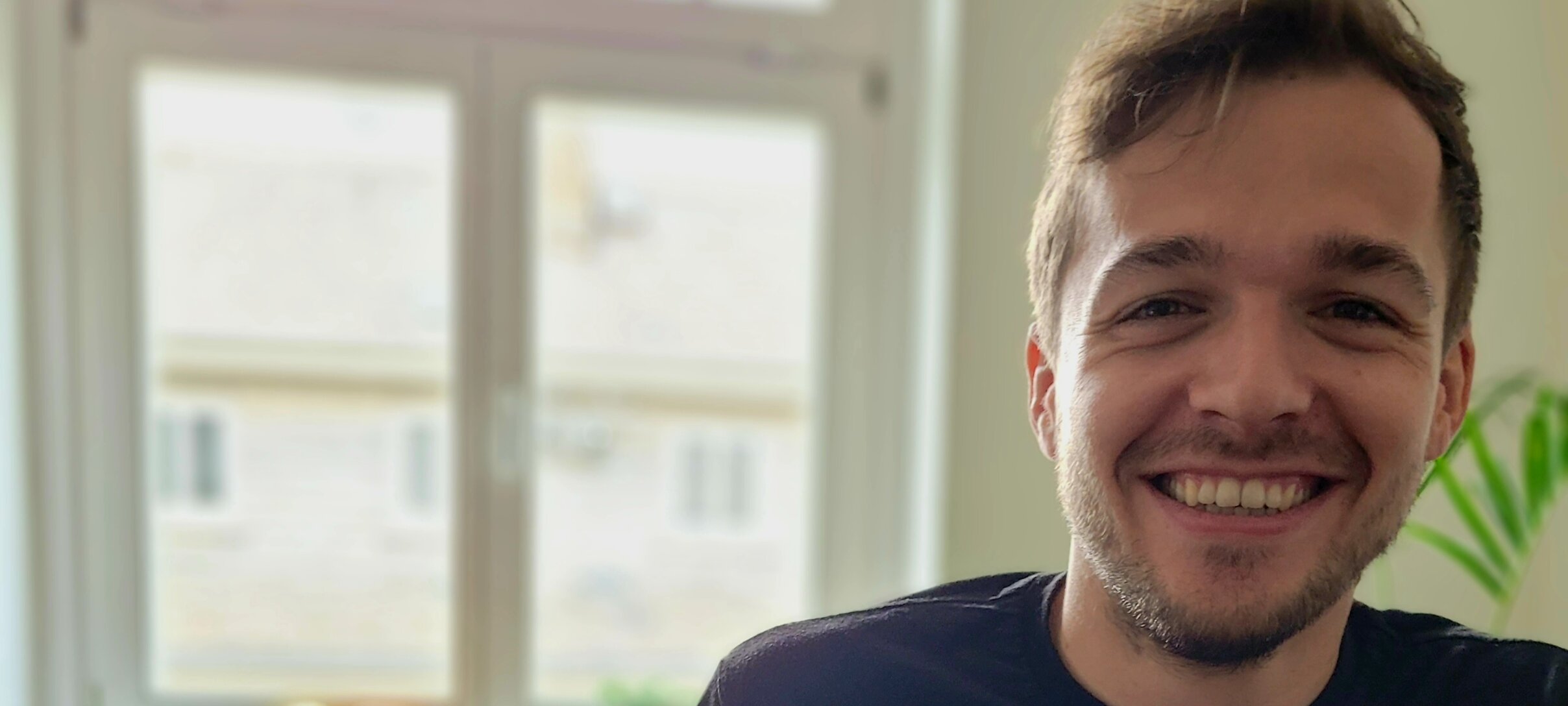 Patrick Wallbott | © Patrick Wallbott Patrick Wallbott sitzt vor Laptop | © Patrick Wallbott