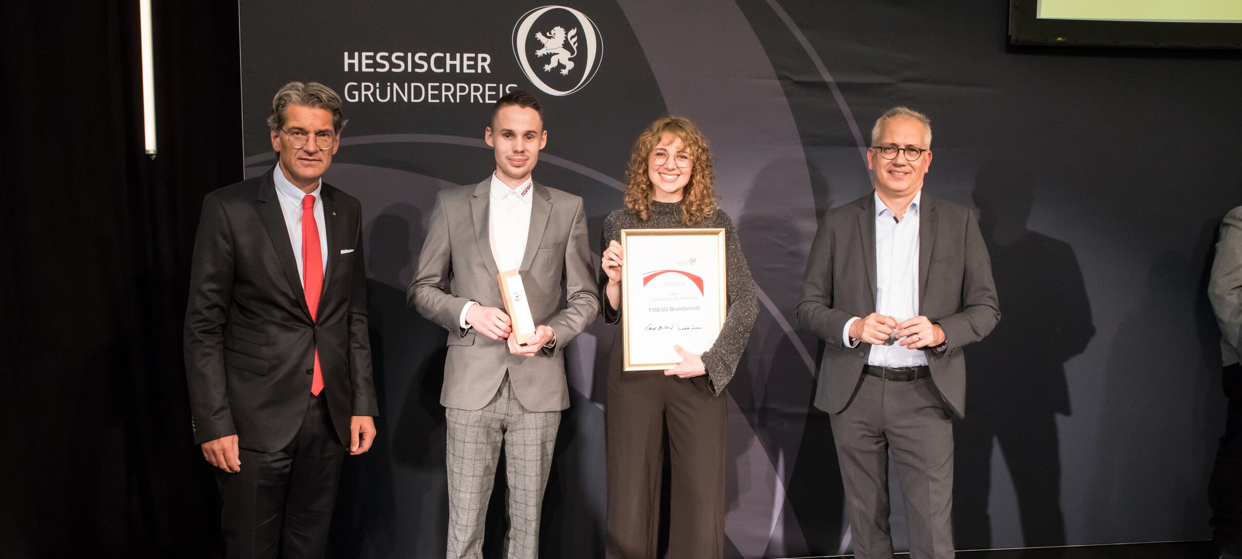 v.l.n.r. Dr. Ingo Wiedemeier, Fabian Goedert, Sophia Reiter, Minister Tarek Al-Wazir | © Jürgen Baumhauer/Hessischer Gründerpreis